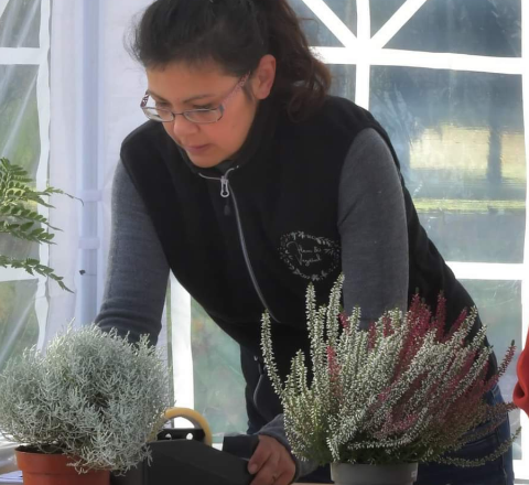 Fleuriste adhérente travaillant 